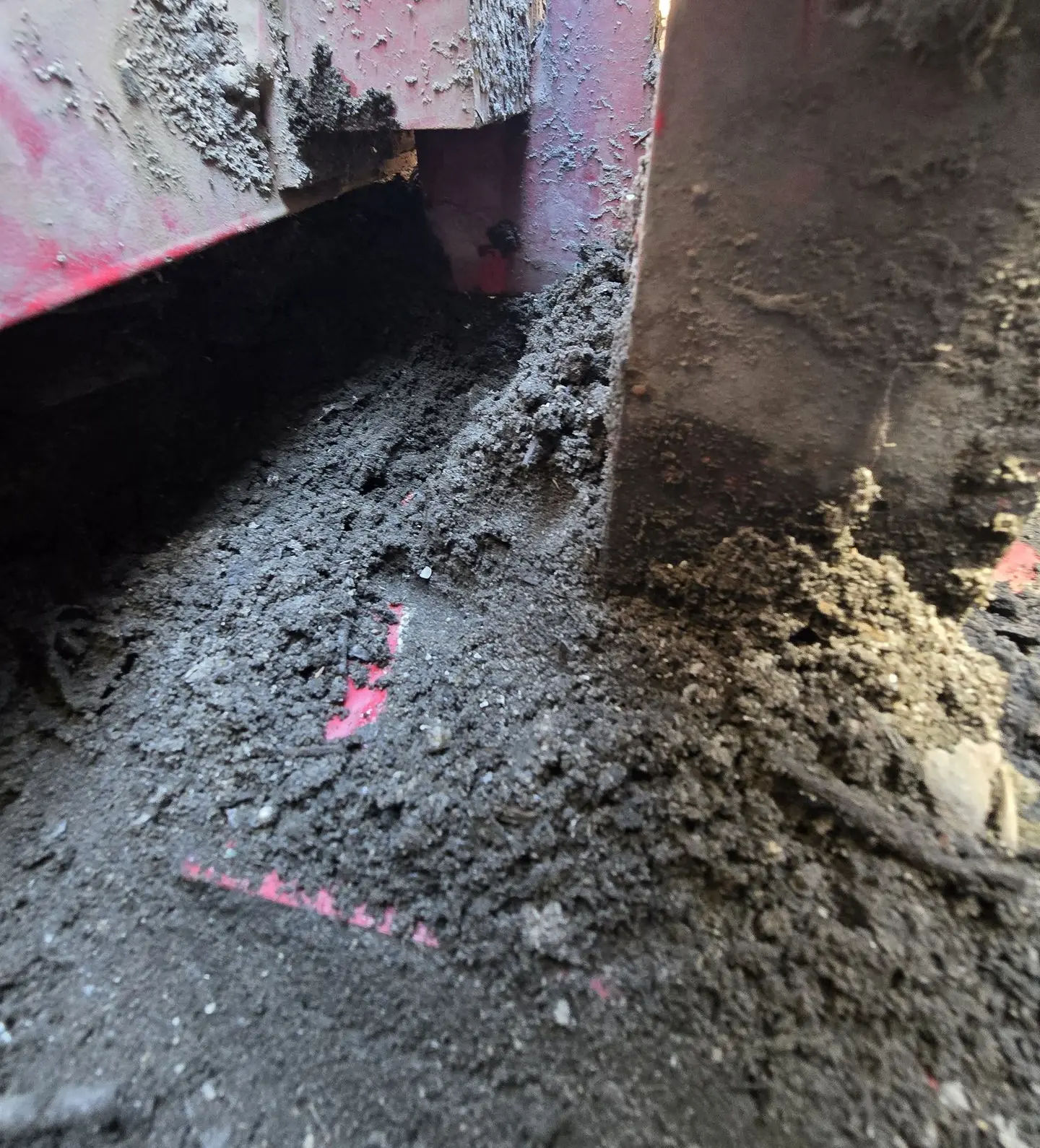 Loadcell stand covered in dirt making grounding straps impossible to see